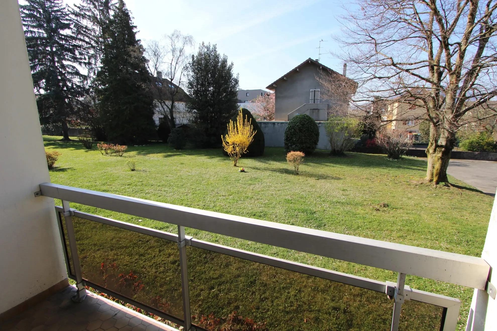 Appartement T3 à Ville La Grand avec balcon, cave et parking 