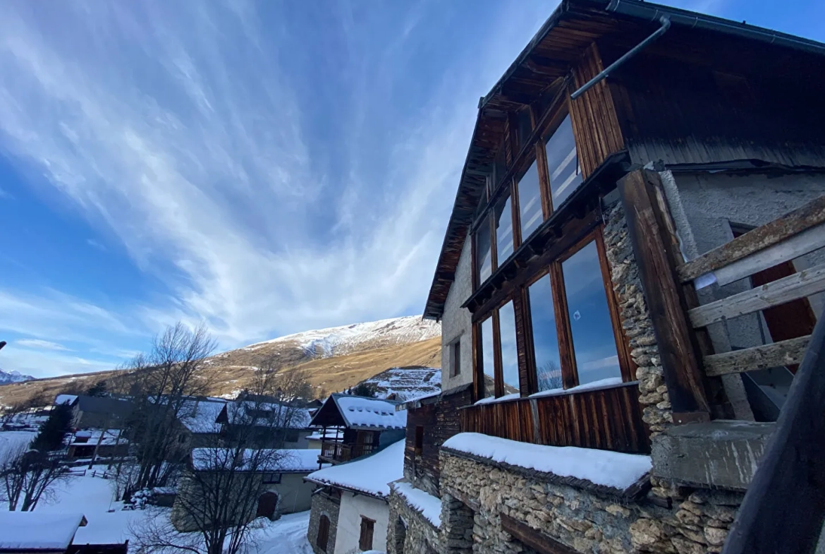 Chalet en bois à rénover à Molines en Queyras - 270 m² avec potentiel touristique 