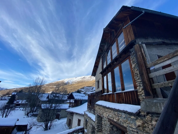 Chalet en bois à rénover à Molines en Queyras - 270 m² avec potentiel touristique