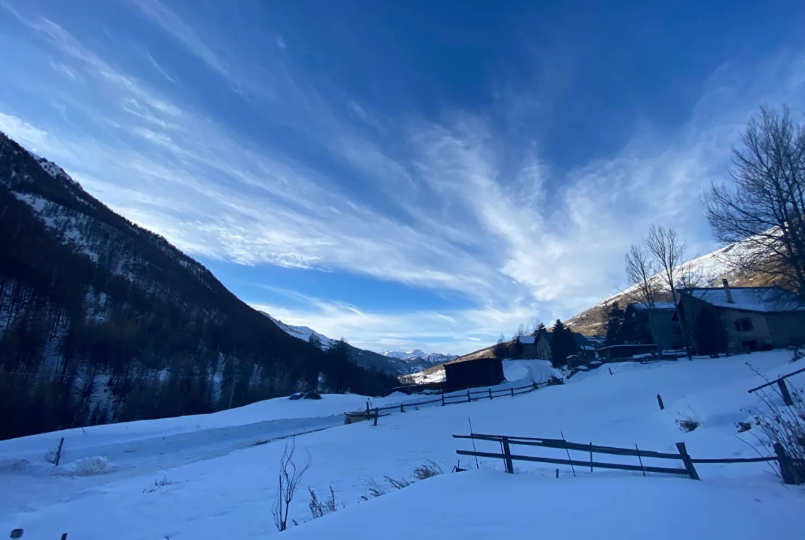 Chalet en bois à rénover à Molines en Queyras - 270 m² avec potentiel touristique 