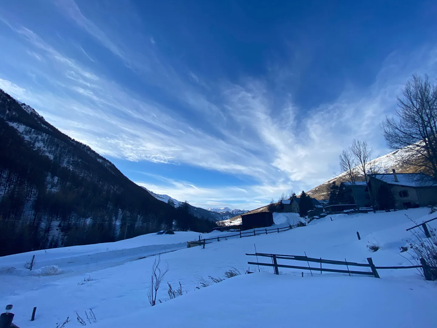 Chalet en bois à rénover à Molines en Queyras - 270 m² avec potentiel touristique 