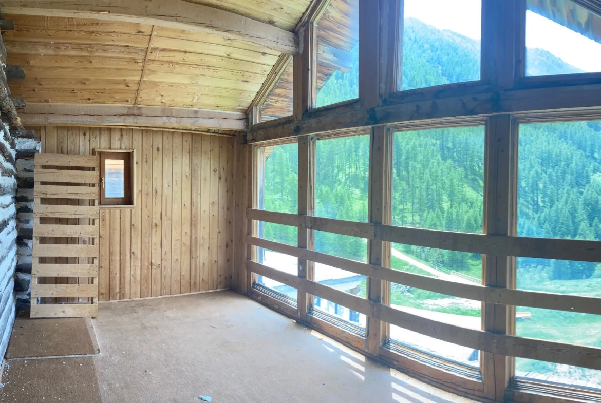 Chalet en bois à rénover à Molines en Queyras - 270 m² avec potentiel touristique 