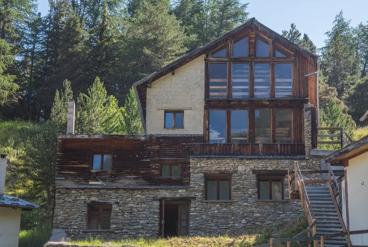 Chalet en bois à rénover à Molines en Queyras - 270 m² avec potentiel touristique 