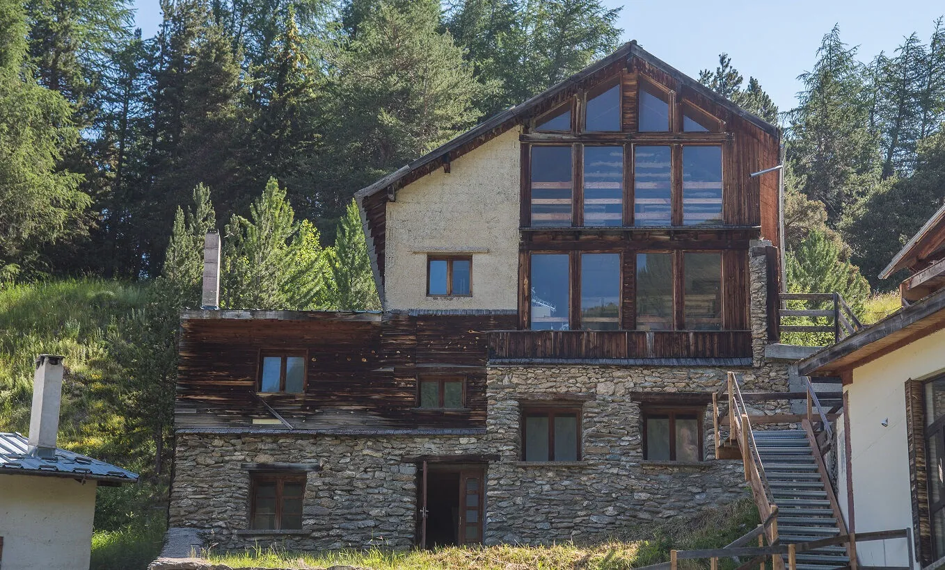 Chalet en bois à rénover à Molines en Queyras - 270 m² avec potentiel touristique 