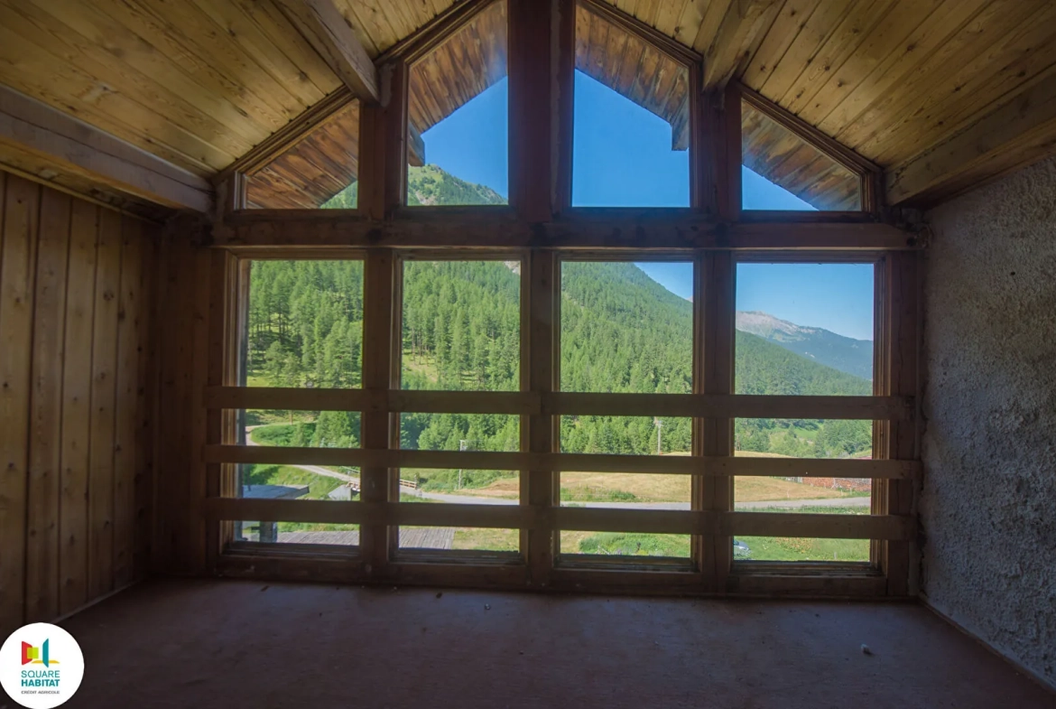 Chalet en bois à rénover à Molines en Queyras - 270 m² avec potentiel touristique 