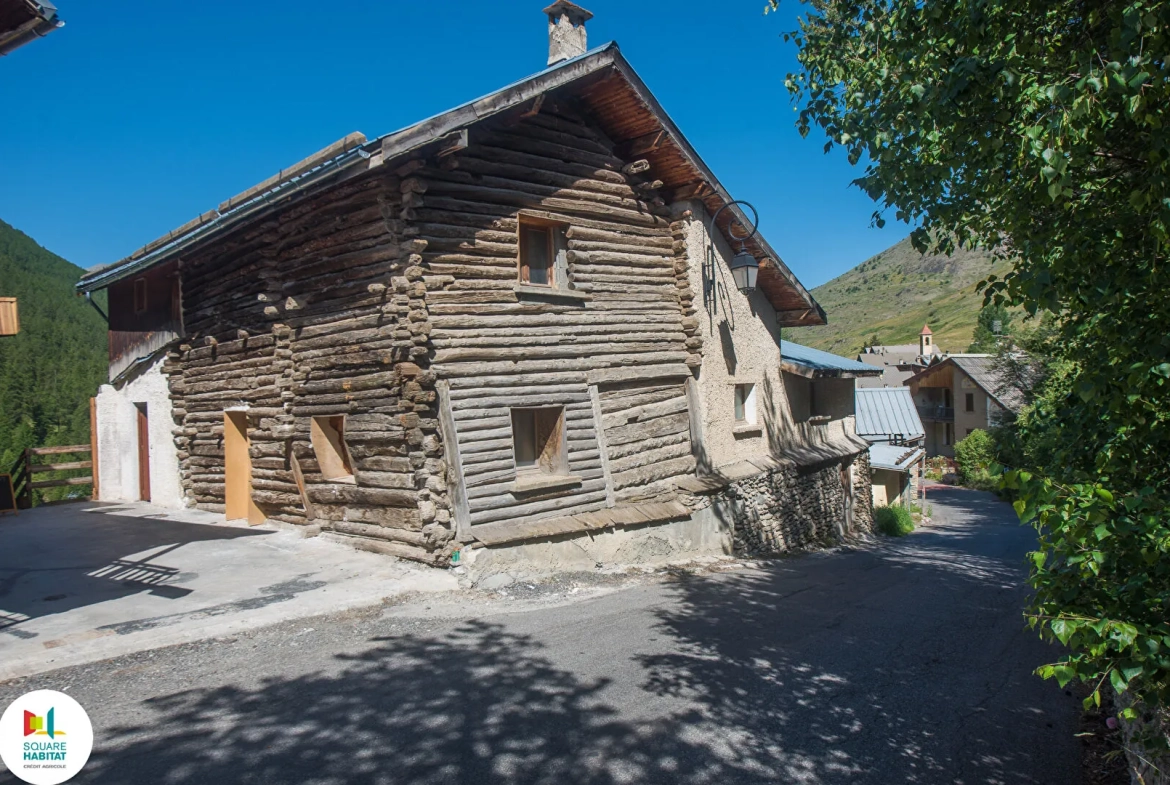 Chalet en bois à rénover à Molines en Queyras - 270 m² avec potentiel touristique 