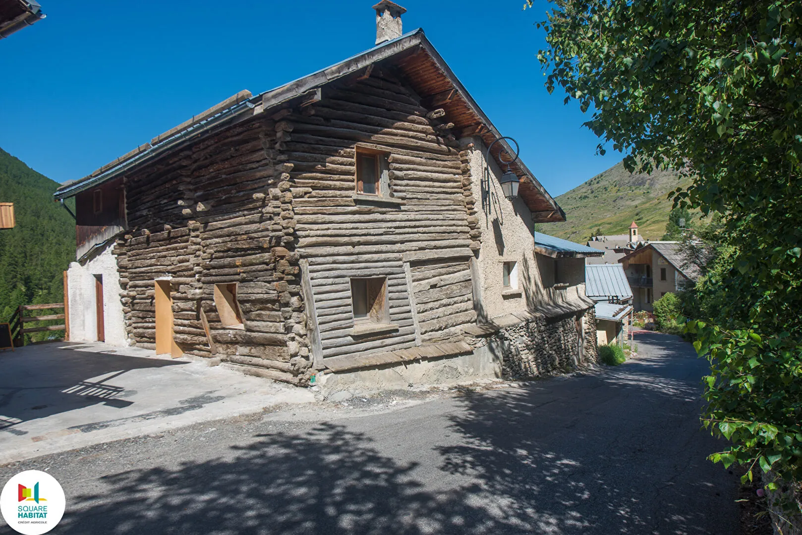 Chalet en bois à rénover à Molines en Queyras - 270 m² avec potentiel touristique 