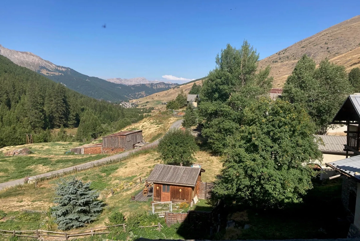 Chalet en bois à rénover à Molines en Queyras - 270 m² avec potentiel touristique 