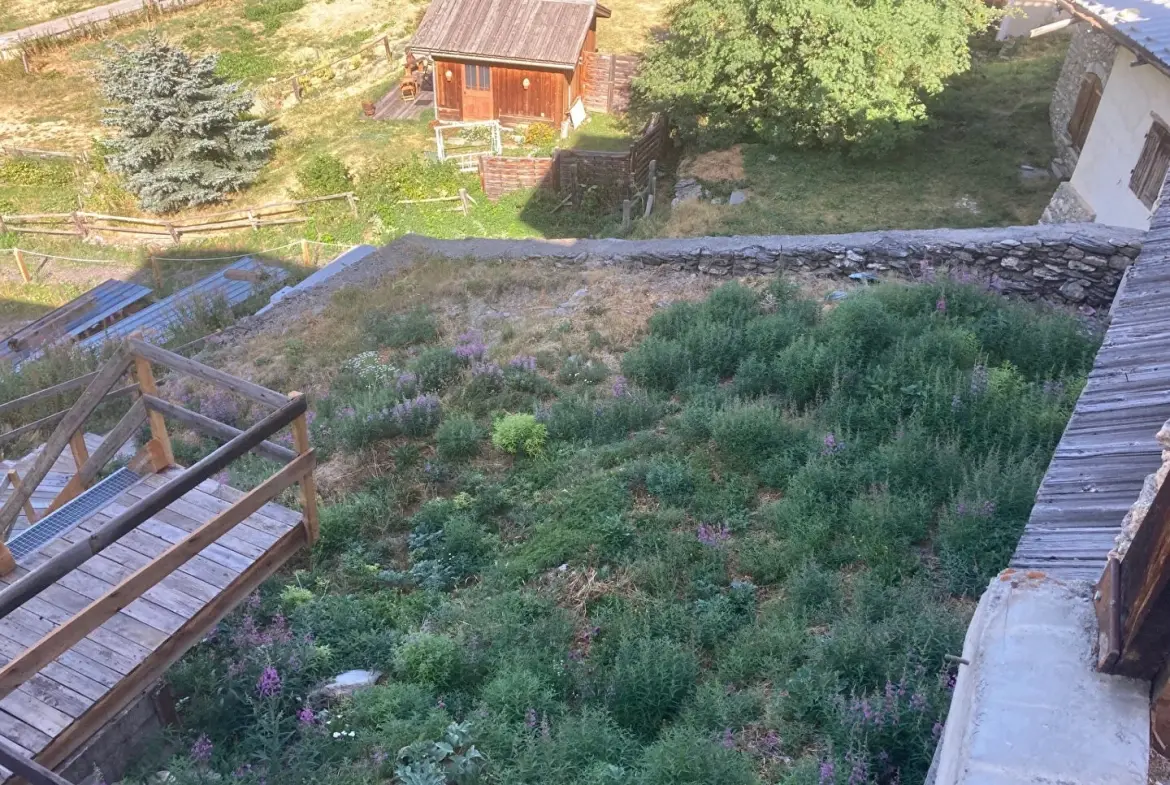 Chalet en bois à rénover à Molines en Queyras - 270 m² avec potentiel touristique 