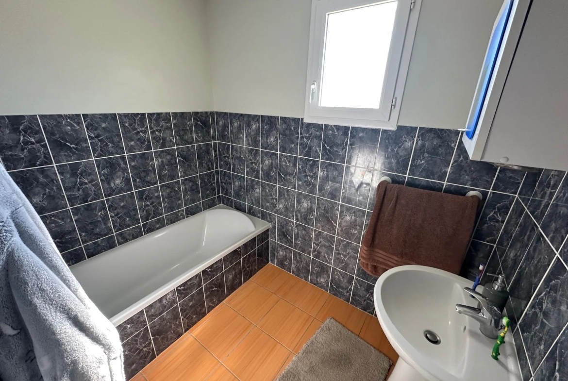 Maison de plain-pied à vendre à Poilly-lez-Gien, 89 m² avec garage et jardin 