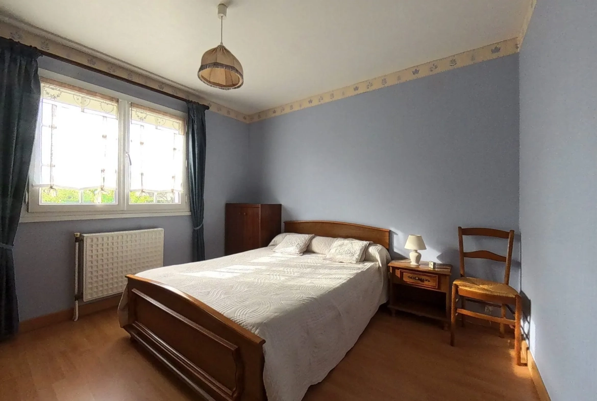 Maison à vendre à Neuville-de-Poitou avec jardin et grand espace intérieur 