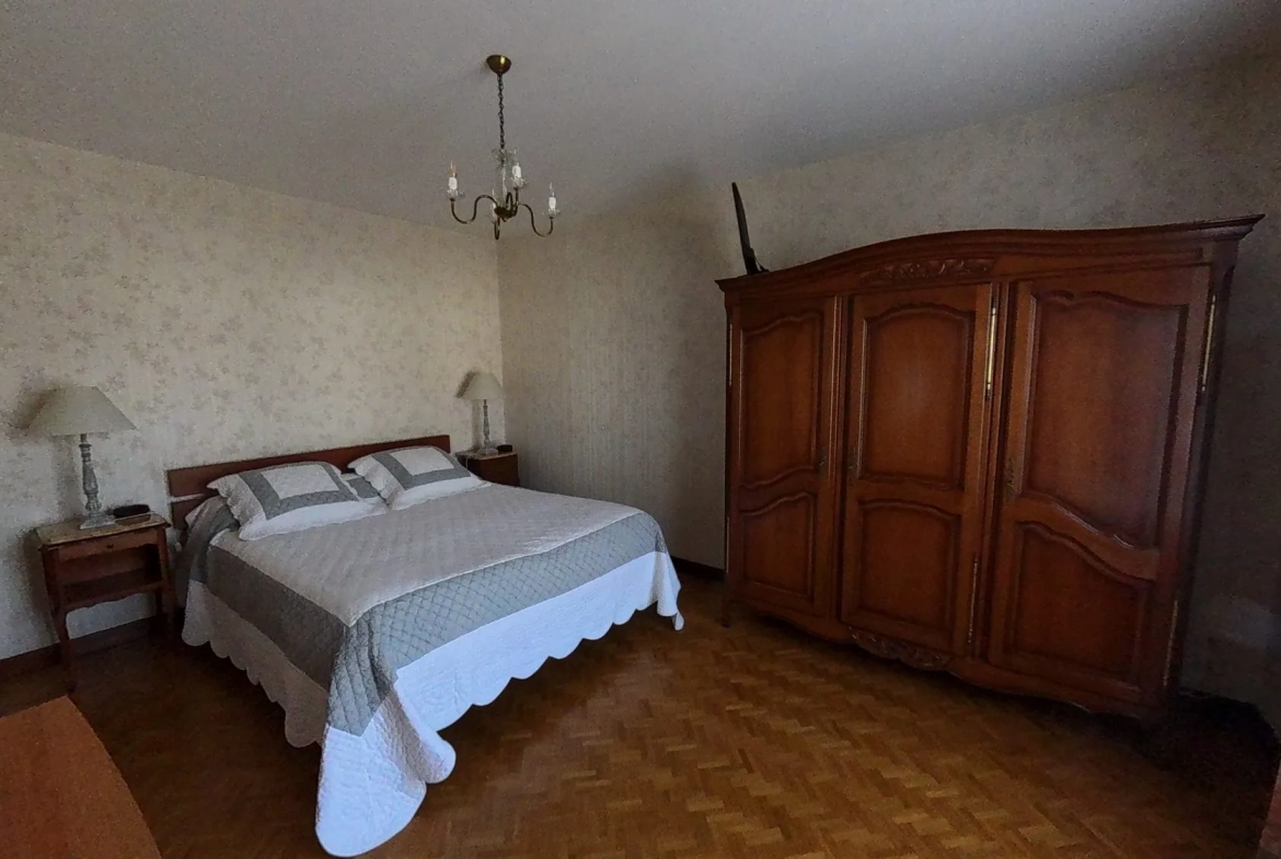 Maison à vendre à Neuville-de-Poitou avec jardin et grand espace intérieur 