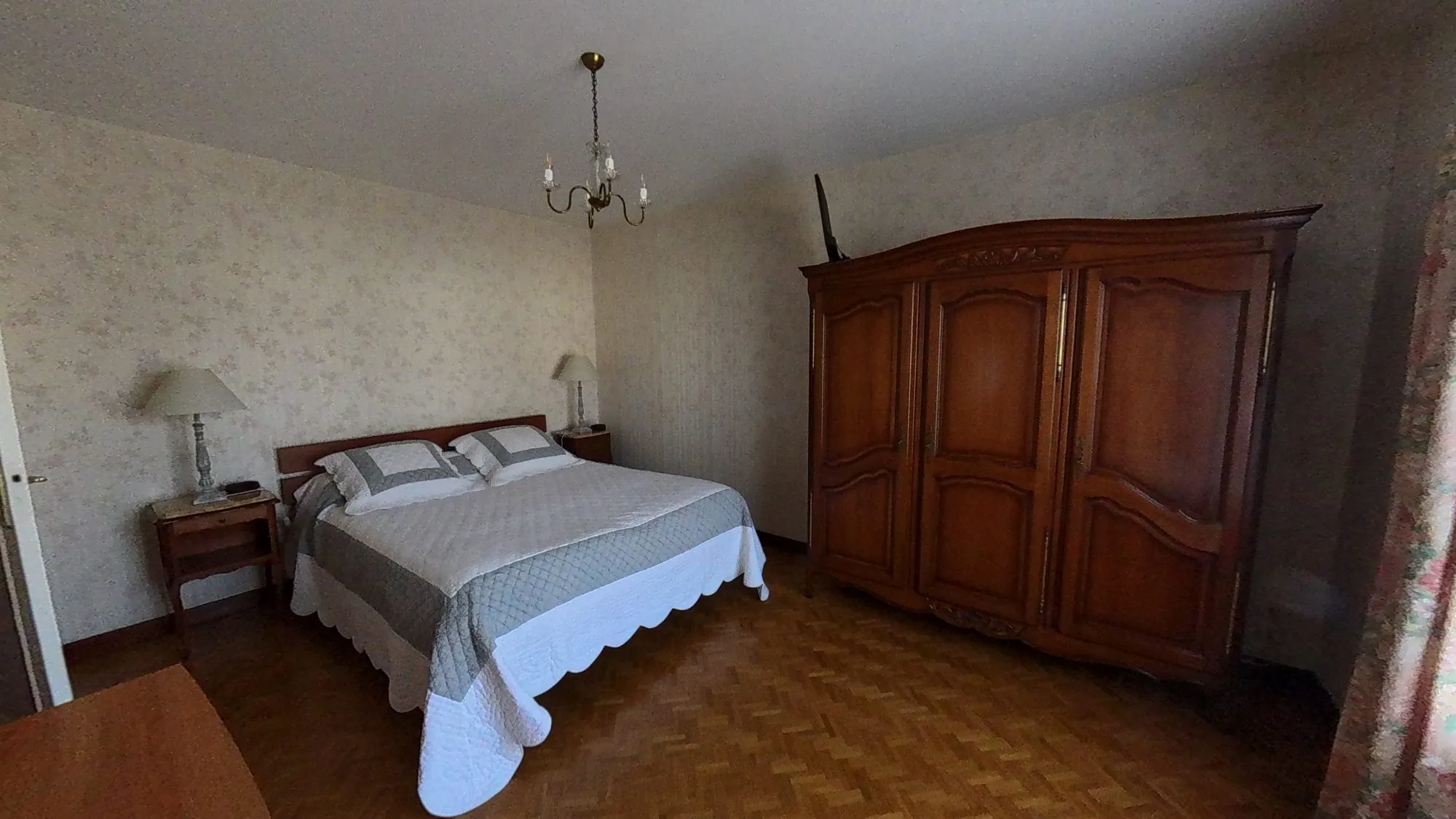 Maison à vendre à Neuville-de-Poitou avec jardin et grand espace intérieur 