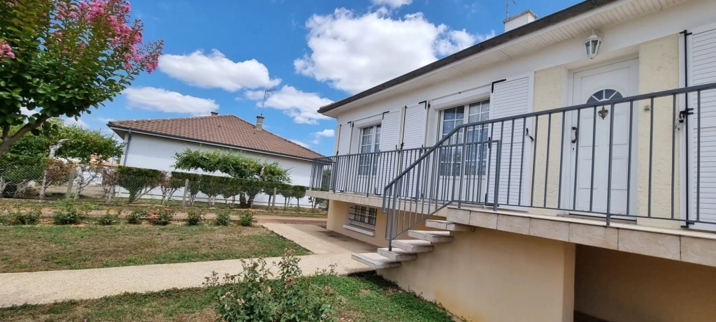 Maison à vendre à Neuville-de-Poitou avec jardin et grand espace intérieur