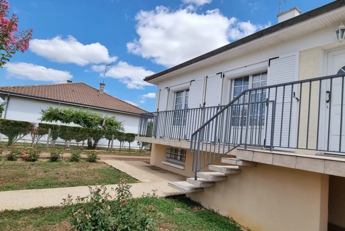 Maison à vendre à Neuville-de-Poitou avec jardin et grand espace intérieur 