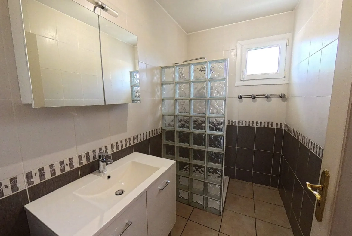 Maison à vendre à Neuville-de-Poitou avec jardin et grand espace intérieur 