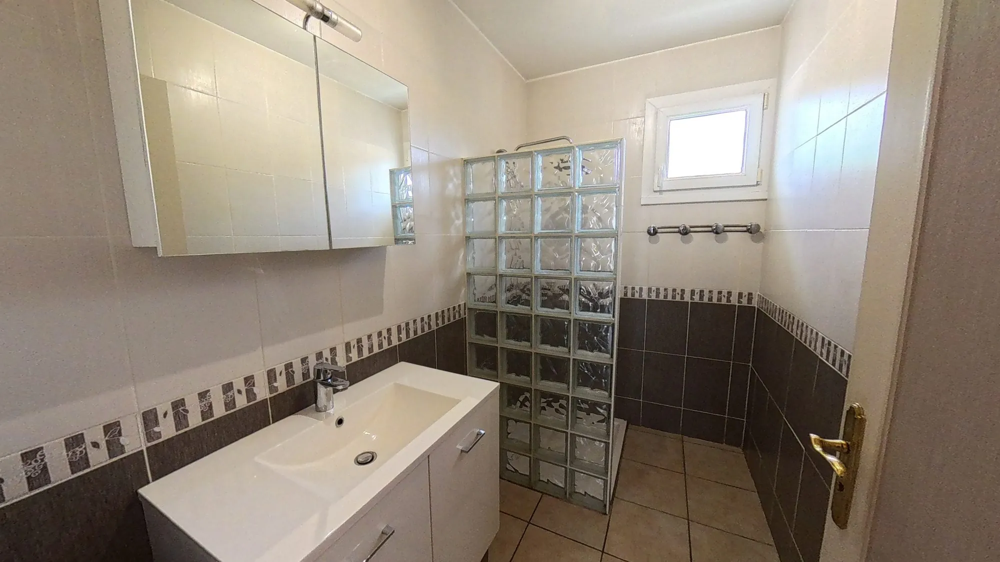 Maison à vendre à Neuville-de-Poitou avec jardin et grand espace intérieur 