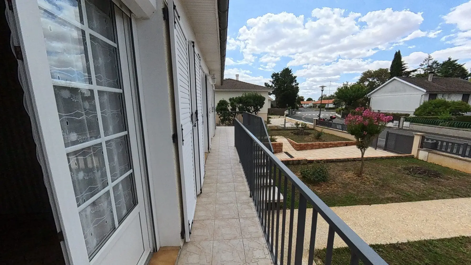 Maison à vendre à Neuville-de-Poitou avec jardin et grand espace intérieur 