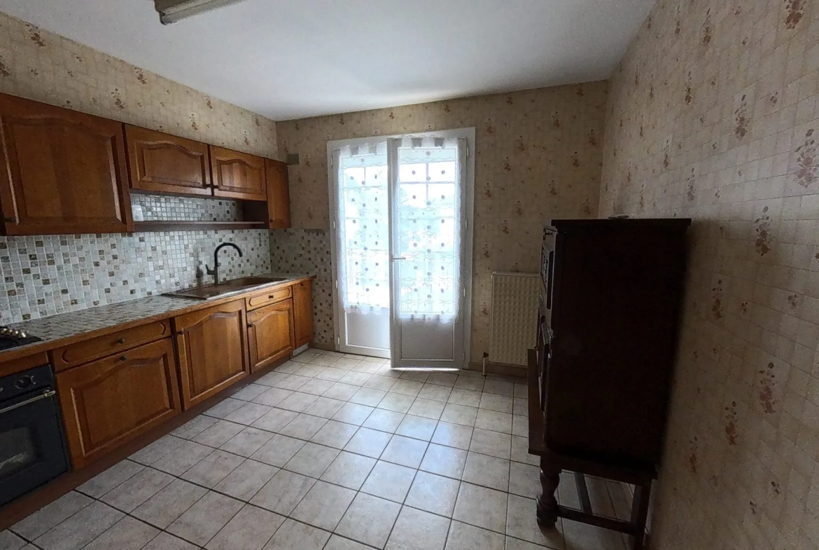 Maison à vendre à Neuville-de-Poitou avec jardin et grand espace intérieur 