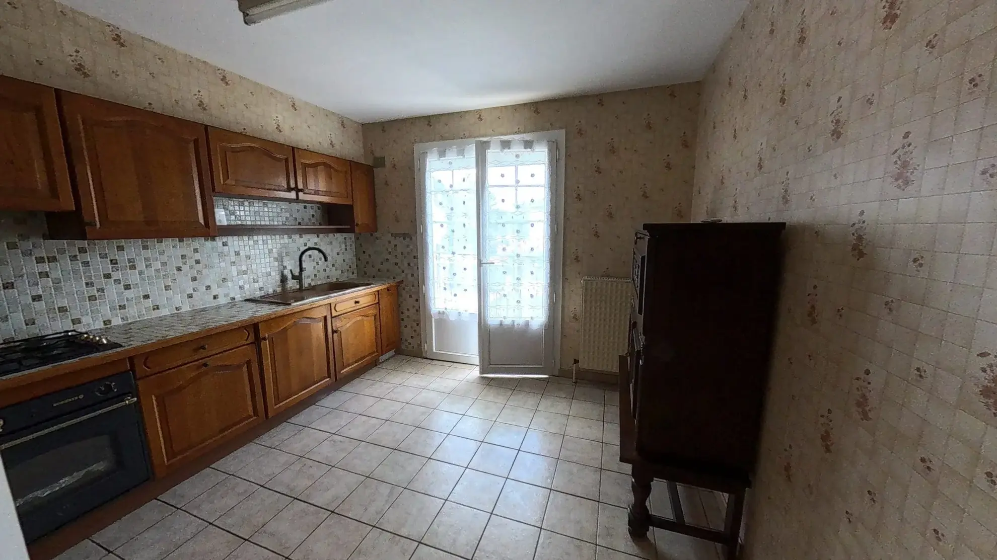 Maison à vendre à Neuville-de-Poitou avec jardin et grand espace intérieur 