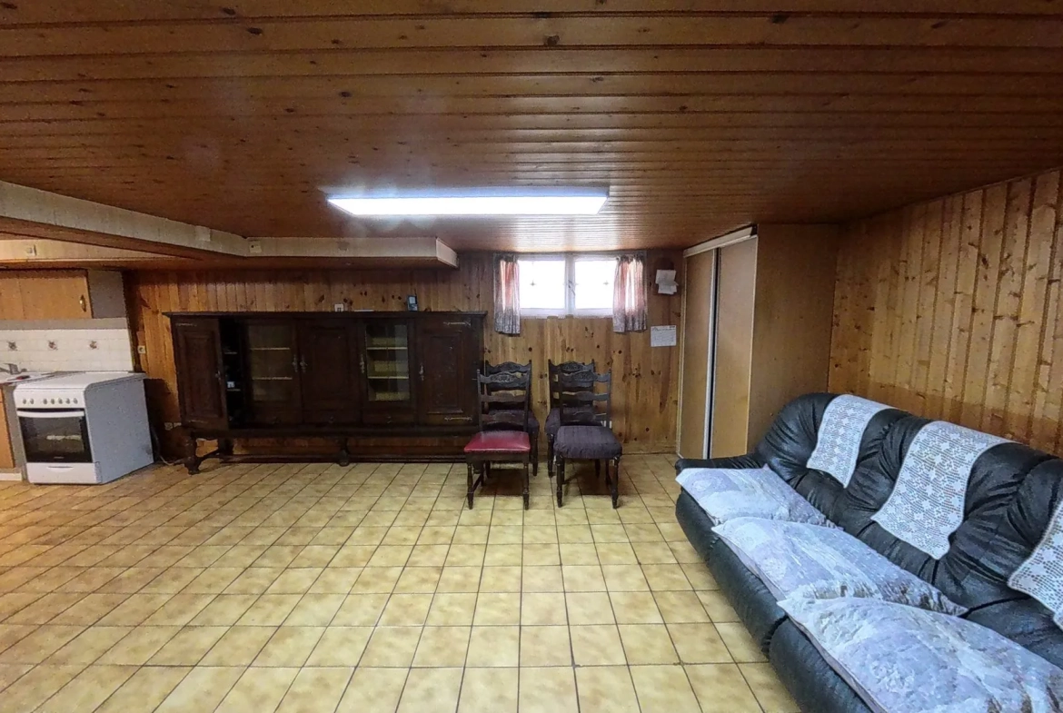 Maison à vendre à Neuville-de-Poitou avec jardin et grand espace intérieur 