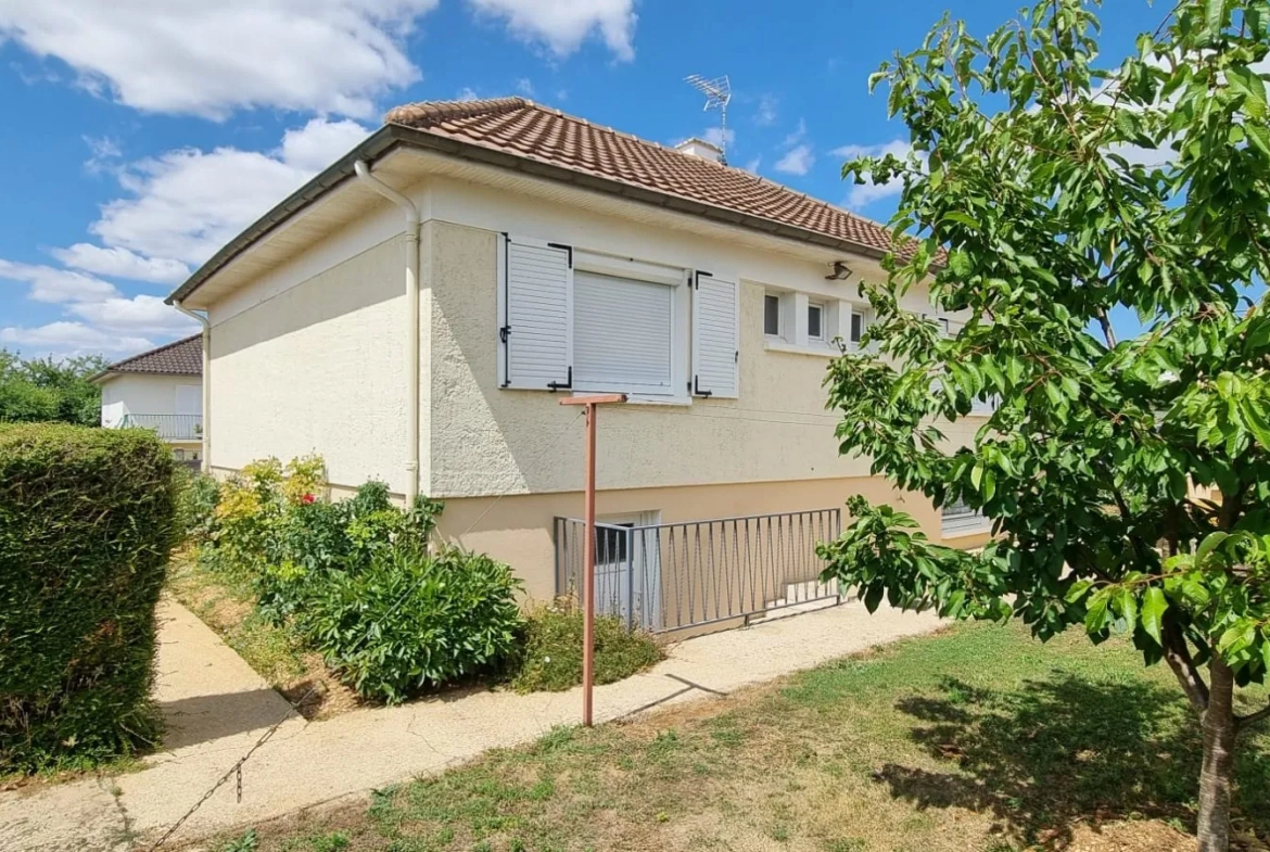 Maison à vendre à Neuville-de-Poitou avec jardin et grand espace intérieur 