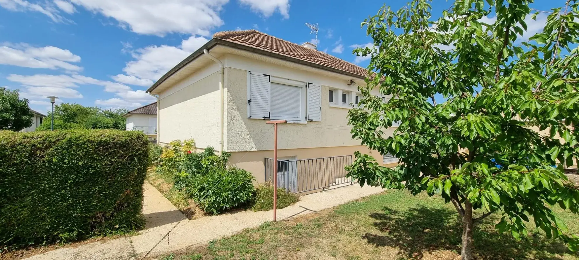 Maison à vendre à Neuville-de-Poitou avec jardin et grand espace intérieur 