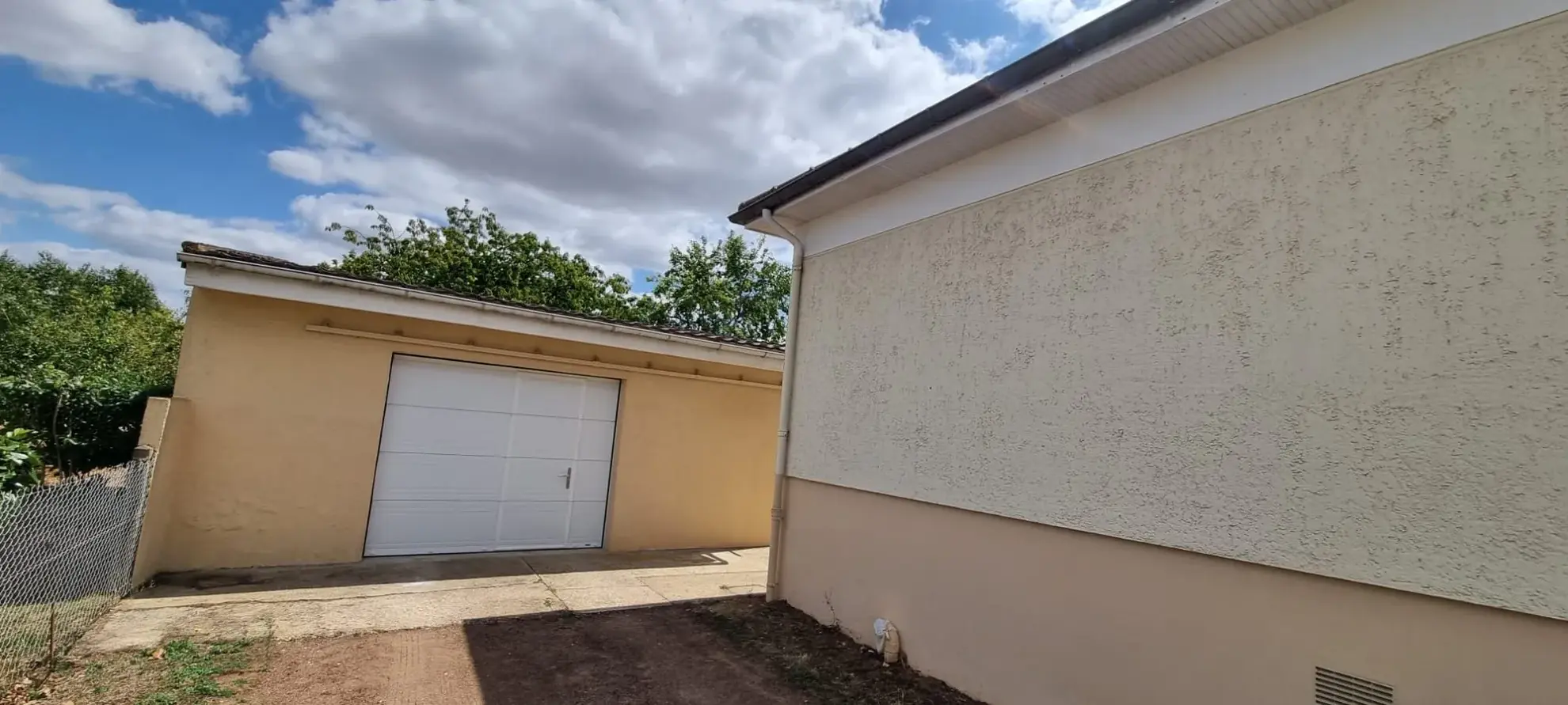 Maison à vendre à Neuville-de-Poitou avec jardin et grand espace intérieur 