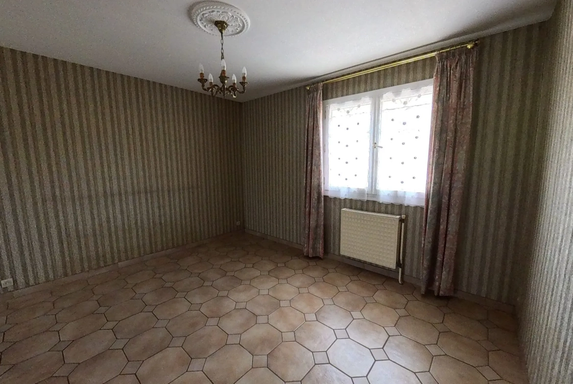 Maison à vendre à Neuville-de-Poitou avec jardin et grand espace intérieur 