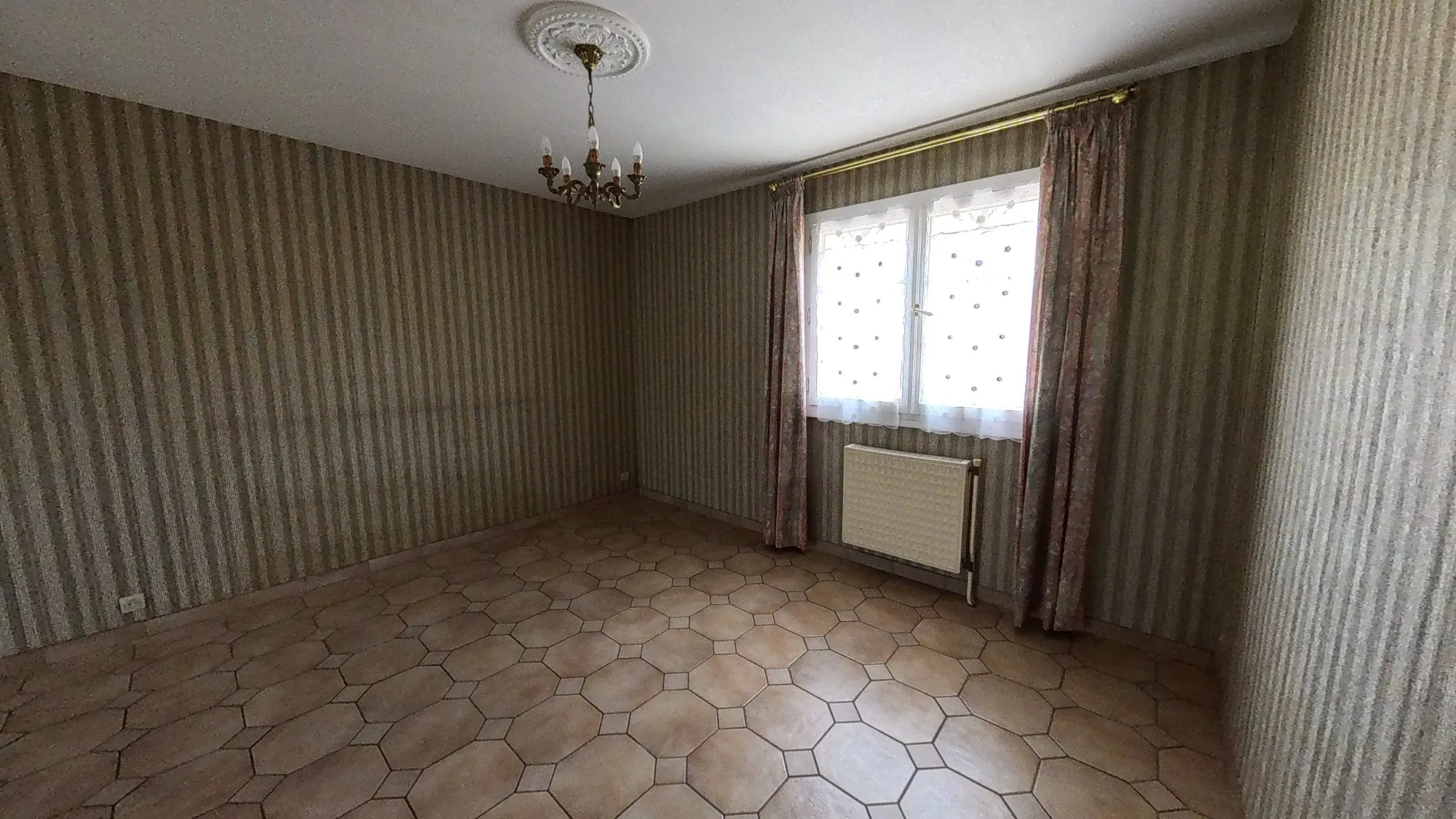 Maison à vendre à Neuville-de-Poitou avec jardin et grand espace intérieur 