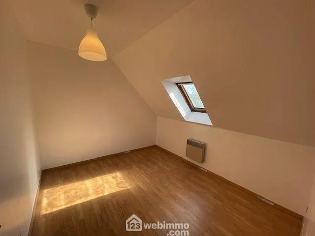 Maison individuelle traditionnelle à Noyon avec dépendances et grand terrain ensoleillé 