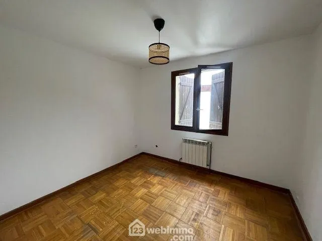 Maison individuelle traditionnelle à Noyon avec dépendances et grand terrain ensoleillé 