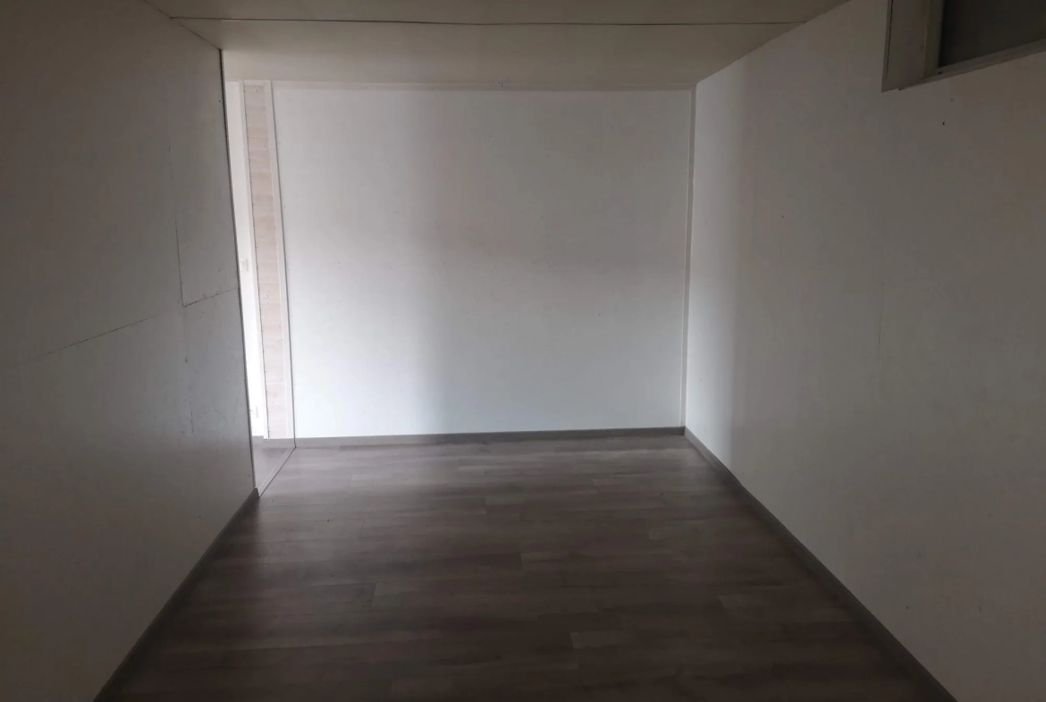 Local commercial à vendre à Saint-Martin-des-Champs avec forte visibilité et parking 