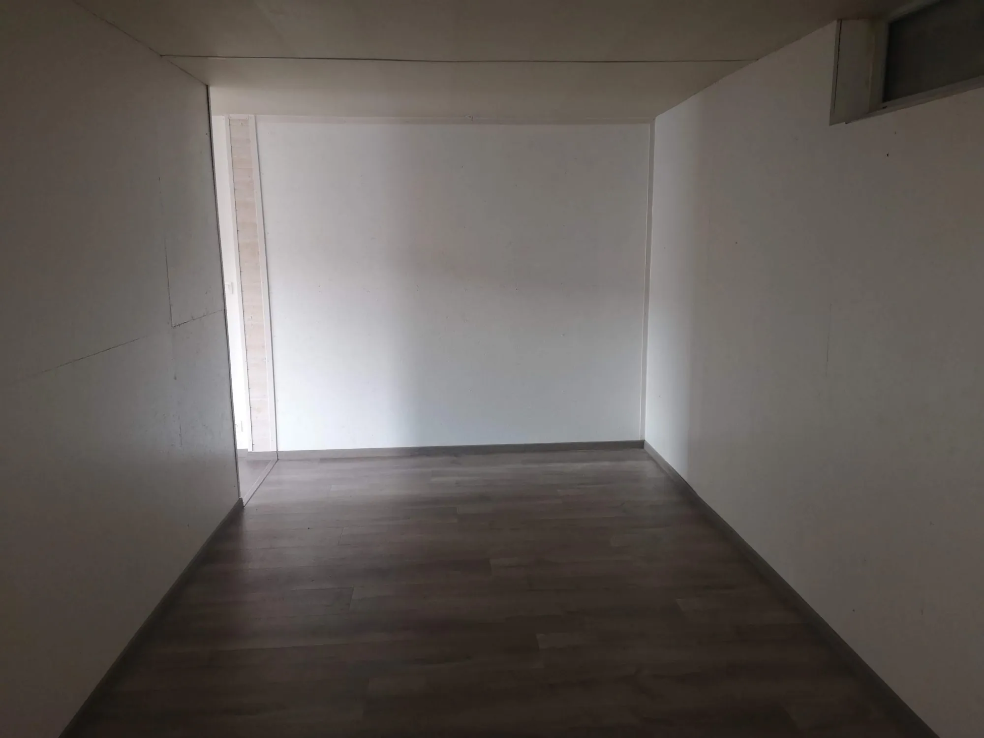 Local commercial à vendre à Saint-Martin-des-Champs avec forte visibilité et parking 