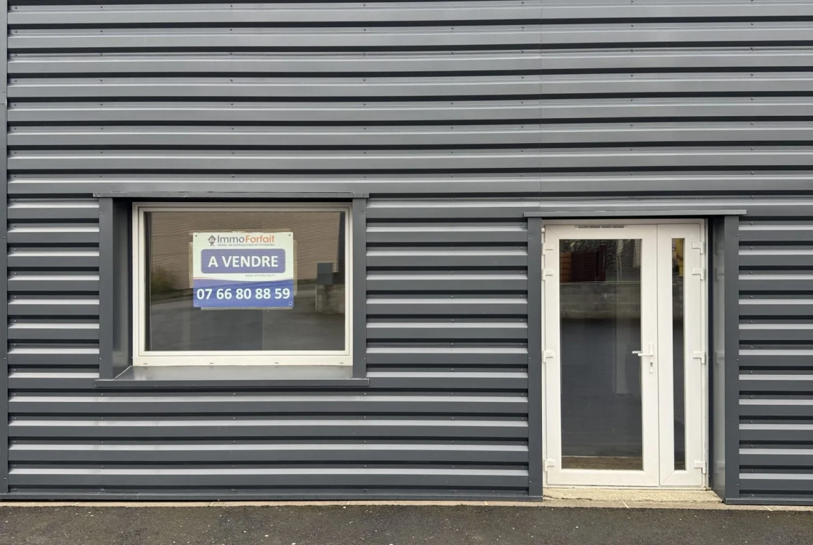 Local commercial à vendre à Saint-Martin-des-Champs avec forte visibilité et parking 