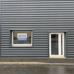 Local commercial à vendre à Saint-Martin-des-Champs avec forte visibilité et parking