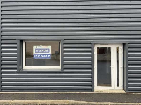 Local commercial à vendre à Saint-Martin-des-Champs avec forte visibilité et parking