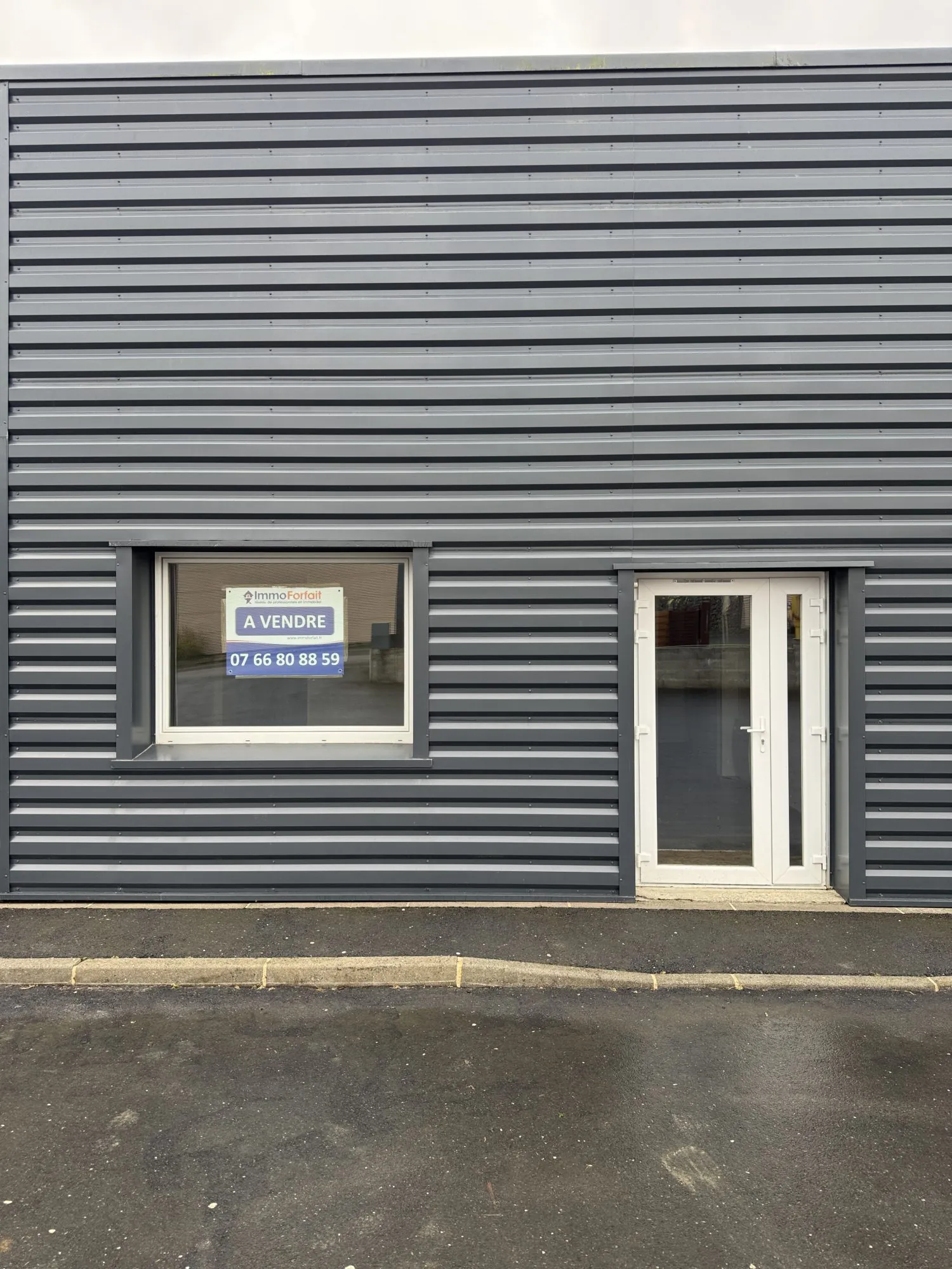 Local commercial à vendre à Saint-Martin-des-Champs avec forte visibilité et parking 