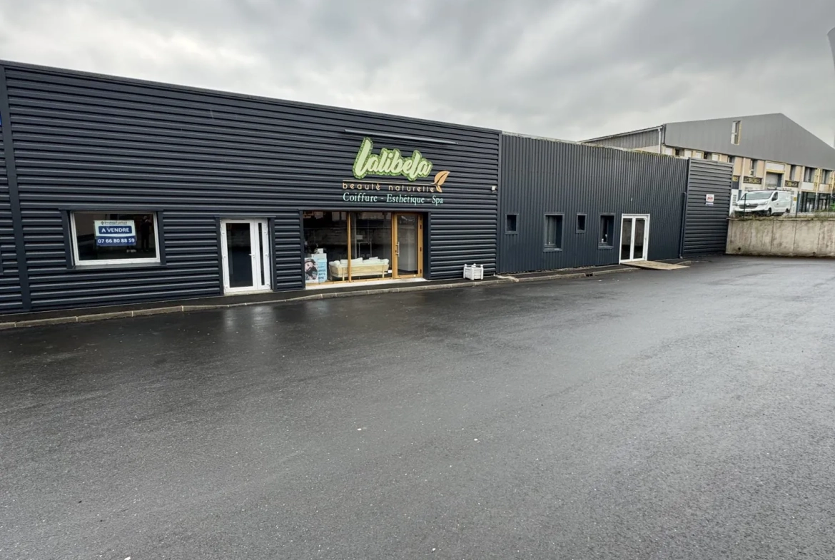 Local commercial à vendre à Saint-Martin-des-Champs avec forte visibilité et parking 