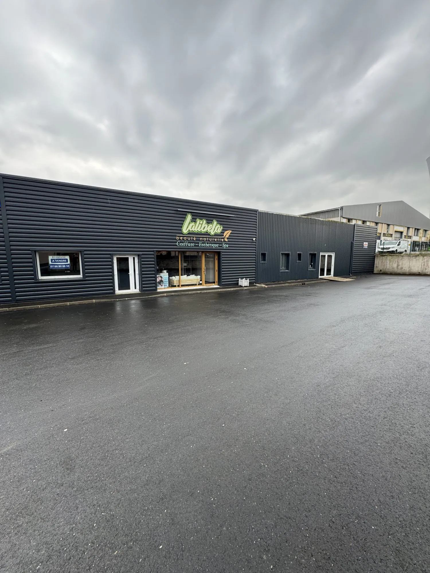 Local commercial à vendre à Saint-Martin-des-Champs avec forte visibilité et parking 