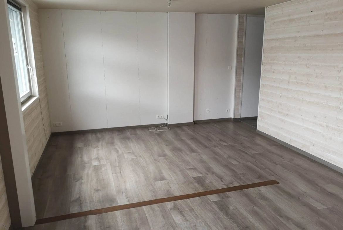 Local commercial à vendre à Saint-Martin-des-Champs avec forte visibilité et parking 