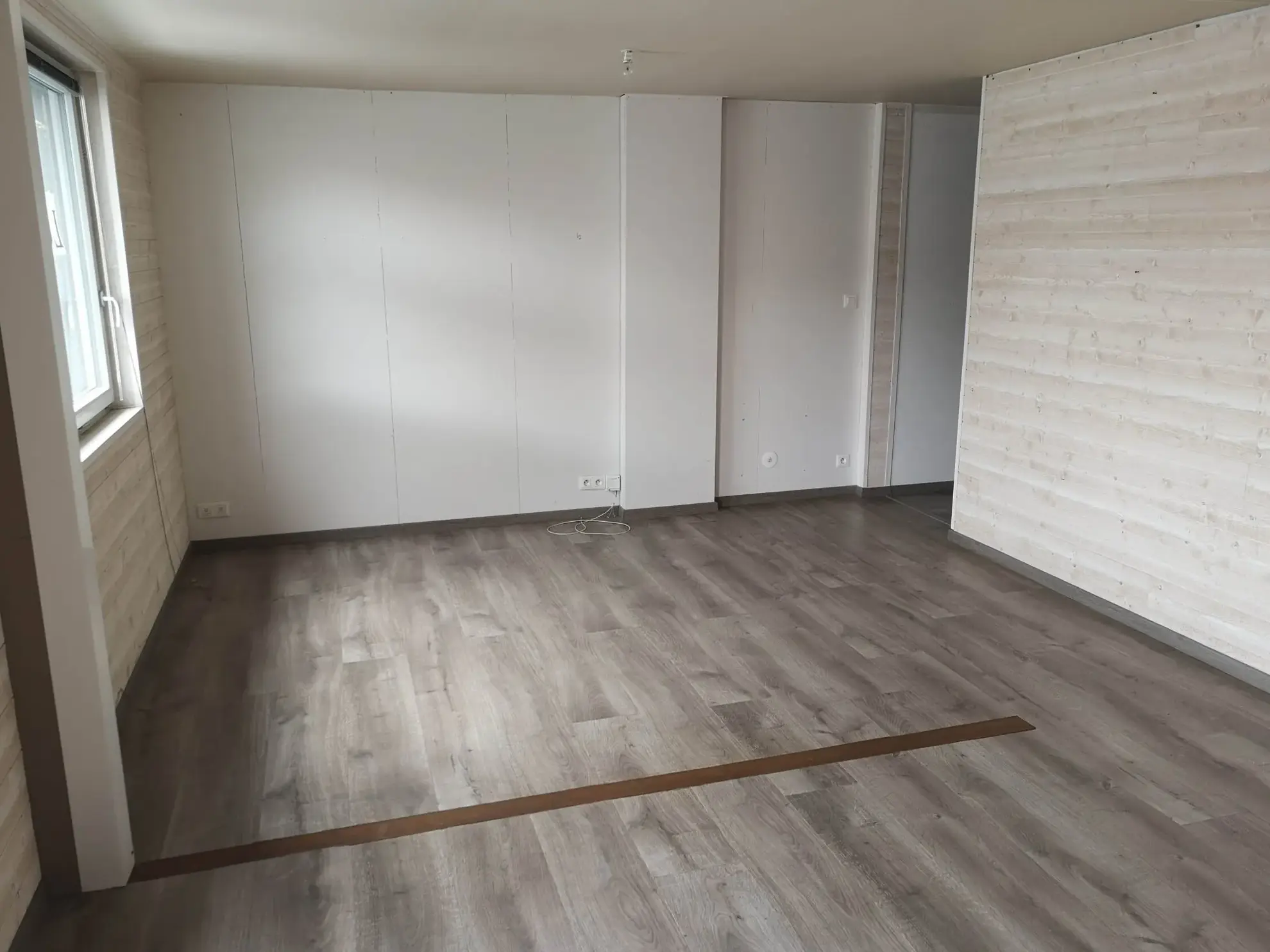 Local commercial à vendre à Saint-Martin-des-Champs avec forte visibilité et parking 