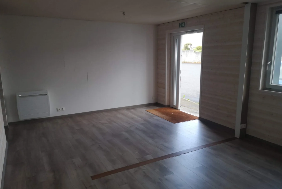 Local commercial à vendre à Saint-Martin-des-Champs avec forte visibilité et parking 