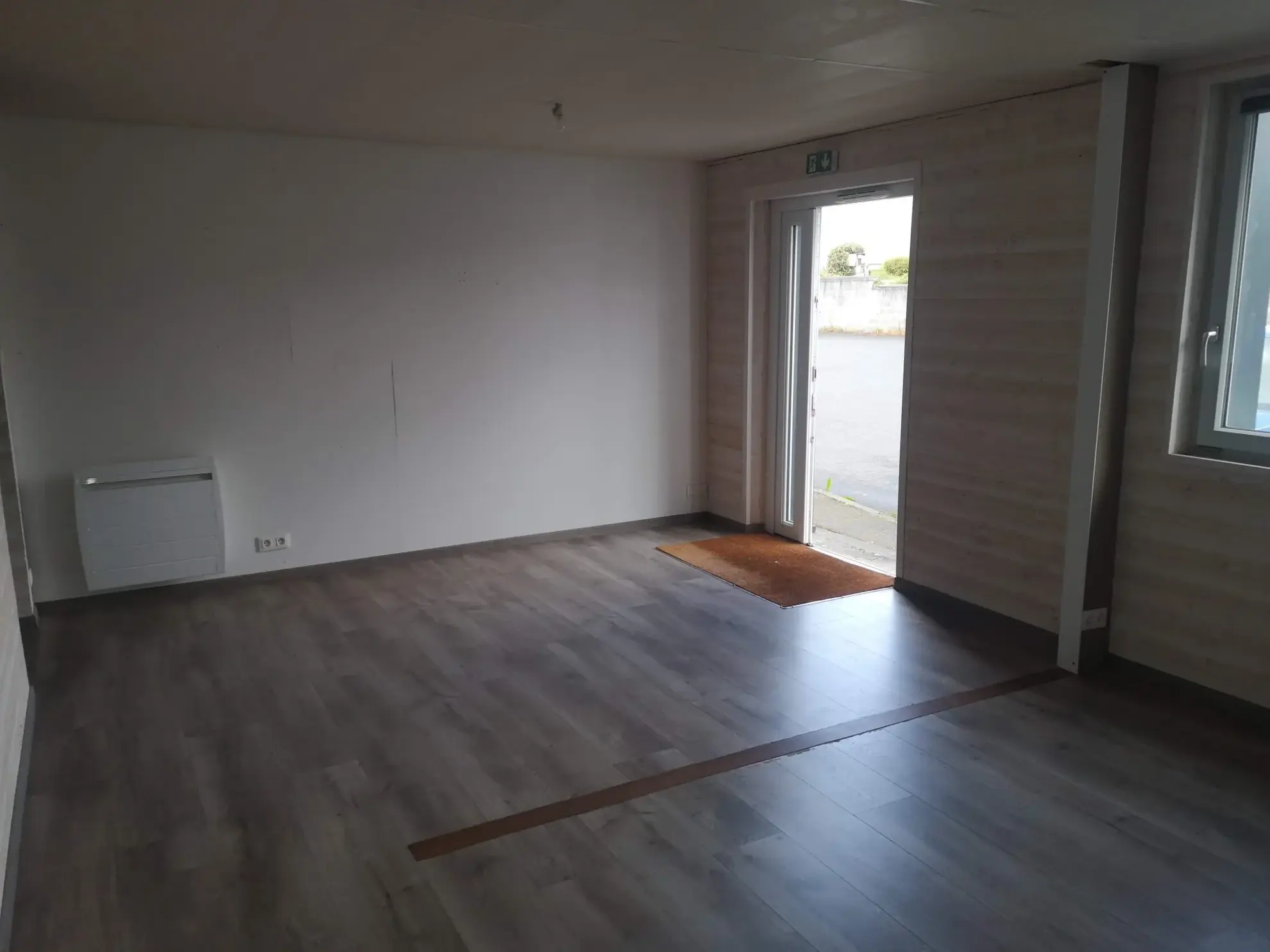 Local commercial à vendre à Saint-Martin-des-Champs avec forte visibilité et parking 