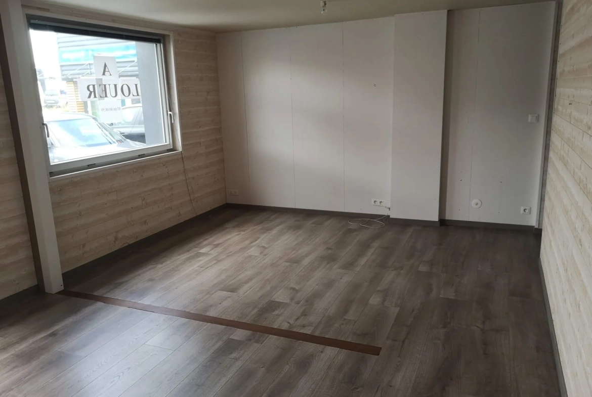Local commercial à vendre à Saint-Martin-des-Champs avec forte visibilité et parking 