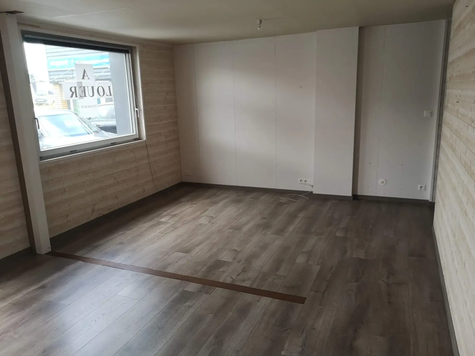 Local commercial à vendre à Saint-Martin-des-Champs avec forte visibilité et parking 
