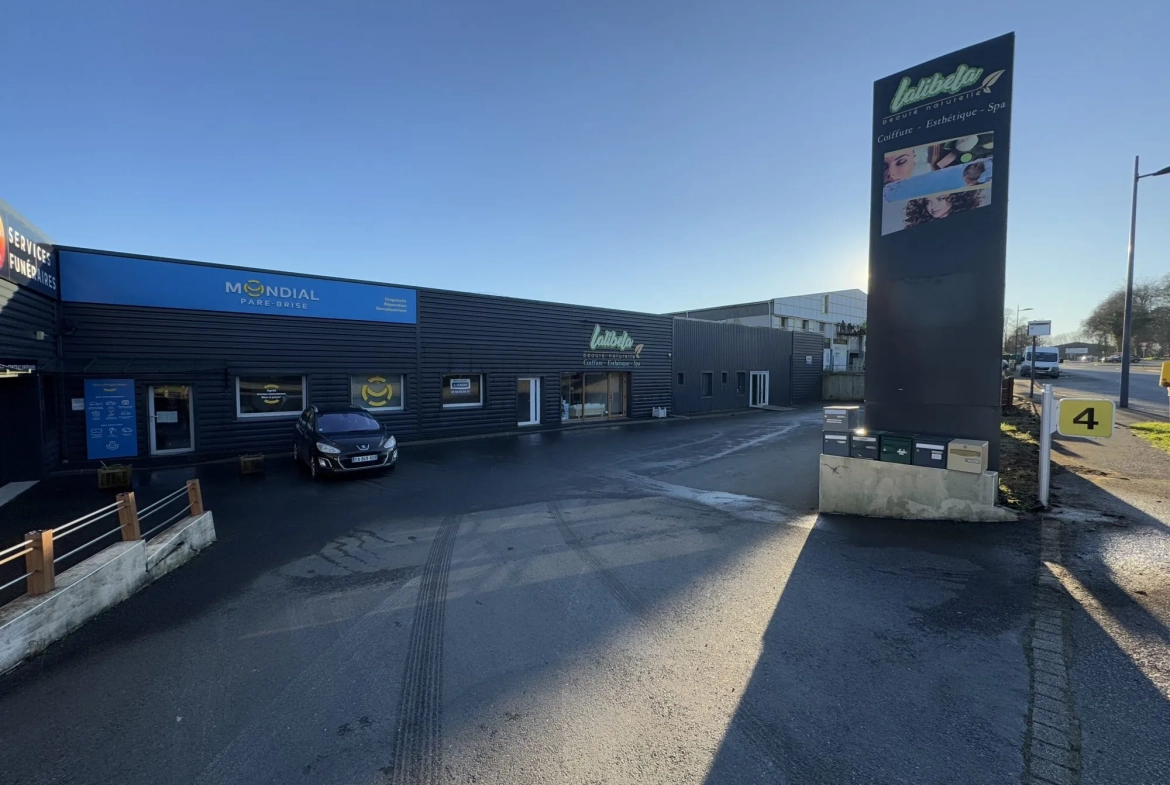 Local commercial à vendre à Saint-Martin-des-Champs avec forte visibilité et parking 