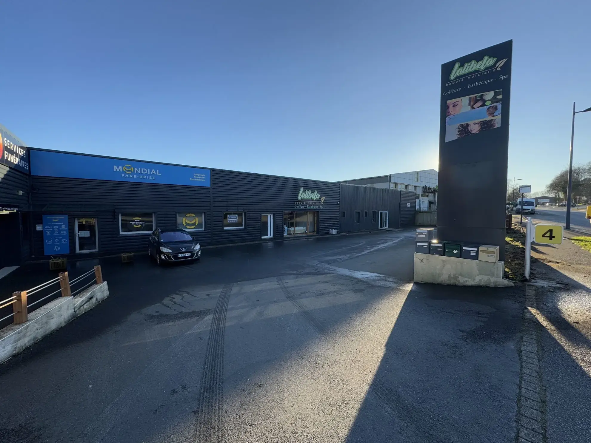 Local commercial à vendre à Saint-Martin-des-Champs avec forte visibilité et parking 