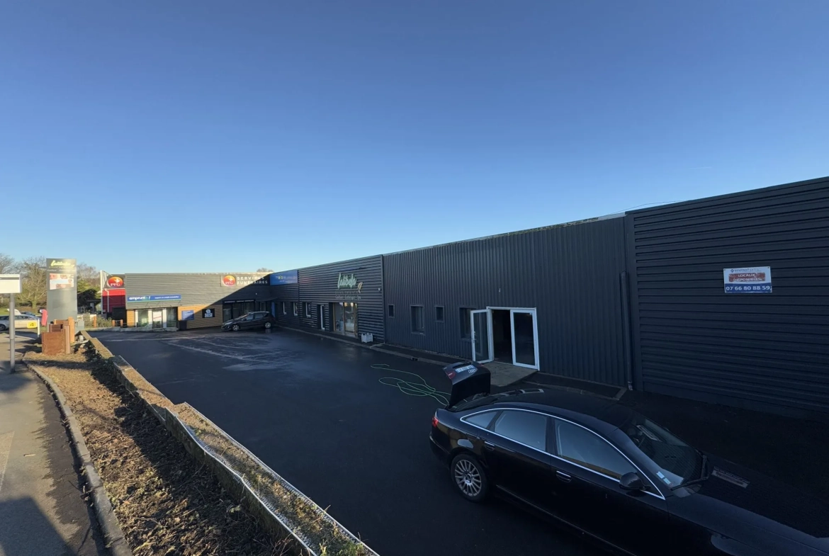 Local commercial à vendre à Saint-Martin-des-Champs avec forte visibilité et parking 