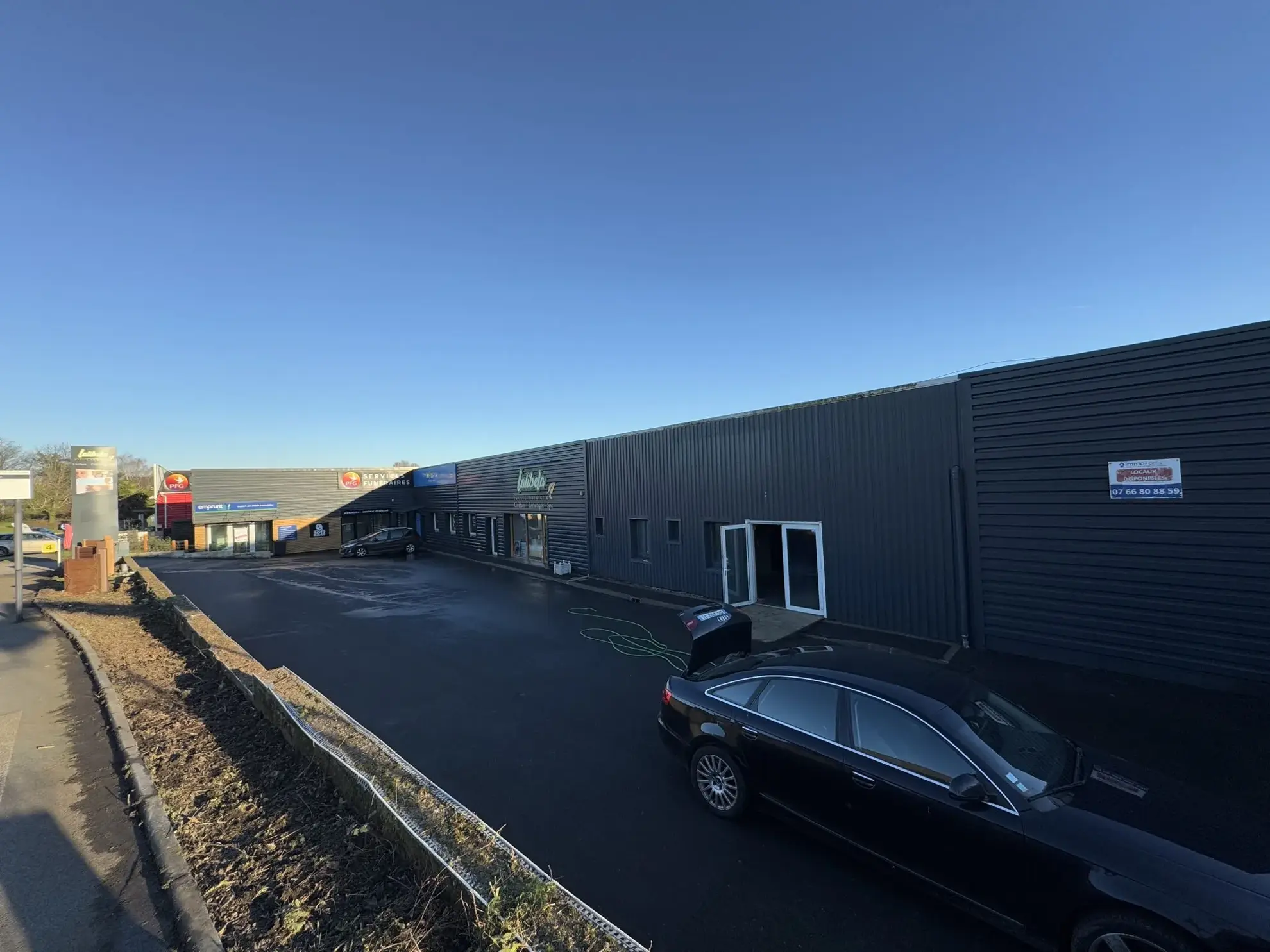 Local commercial à vendre à Saint-Martin-des-Champs avec forte visibilité et parking 